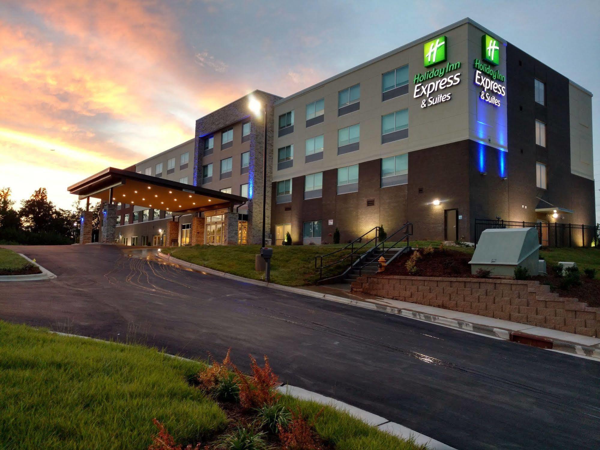 Holiday Inn Express & Suites - Charlotte Ne - University Area By Ihg Exterior photo
