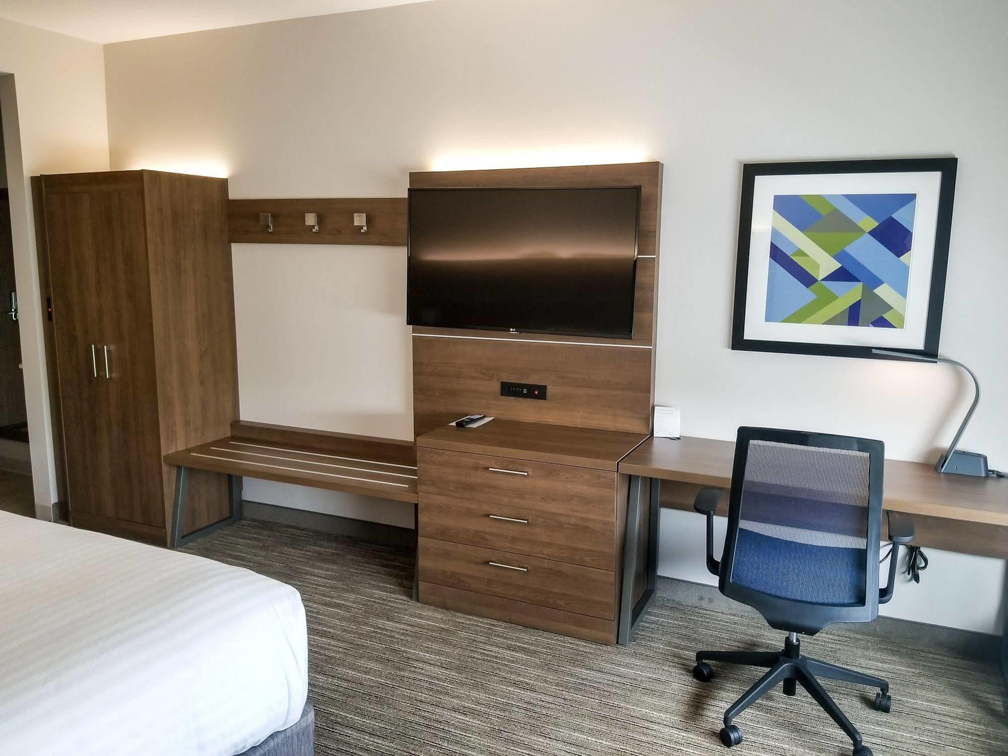 Holiday Inn Express & Suites - Charlotte Ne - University Area By Ihg Exterior photo
